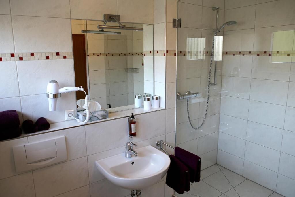 shower, free toiletries, hair dryer, towels