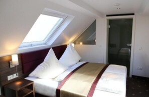 In-room safe, desk, free WiFi, bed sheets - Hotel Rothkamp (Frechen)