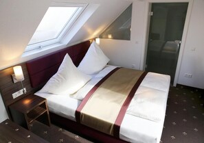 In-room safe, desk, free WiFi, bed sheets - Hotel Rothkamp (Frechen)