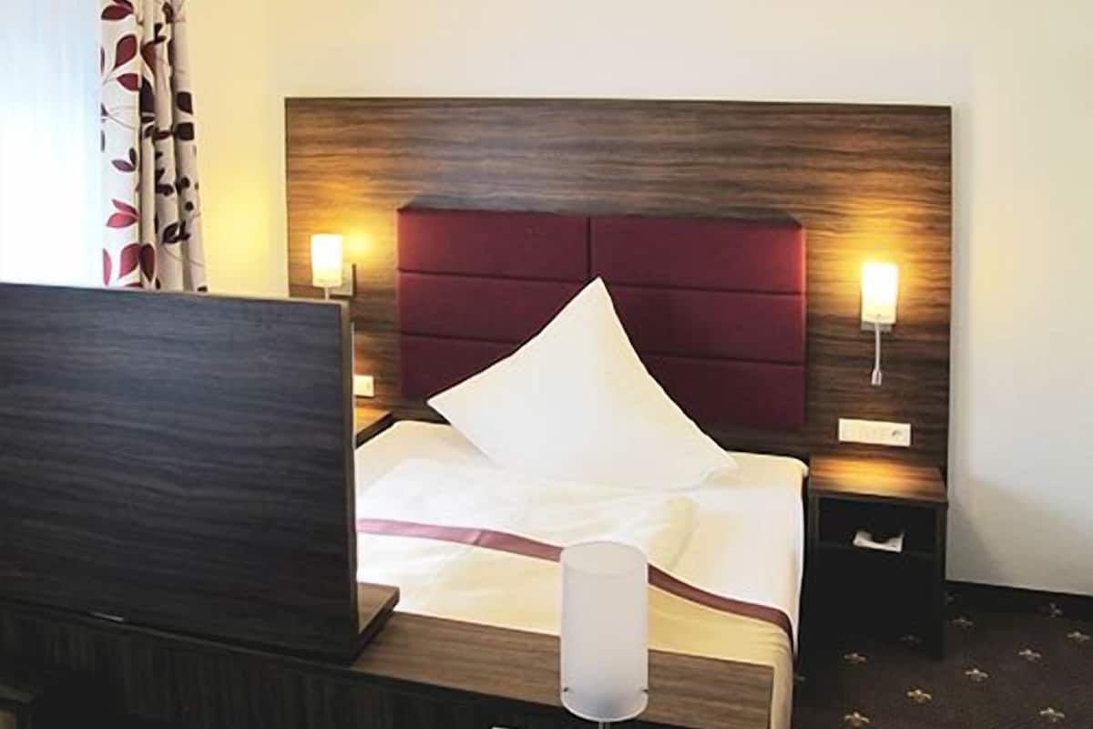 basic double room | in-room safe, desk, free wifi, bed sheets