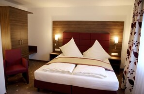 In-room safe, desk, free WiFi, bed sheets - Hotel Rothkamp (Frechen)