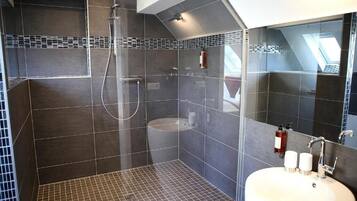 Dusche, kostenlose Toilettenartikel, Haartrockner, Handtücher