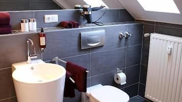 Dusche, kostenlose Toilettenartikel, Haartrockner, Handtücher