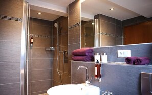 Shower, free toiletries, hair dryer, towels - Hotel Rothkamp (Frechen)