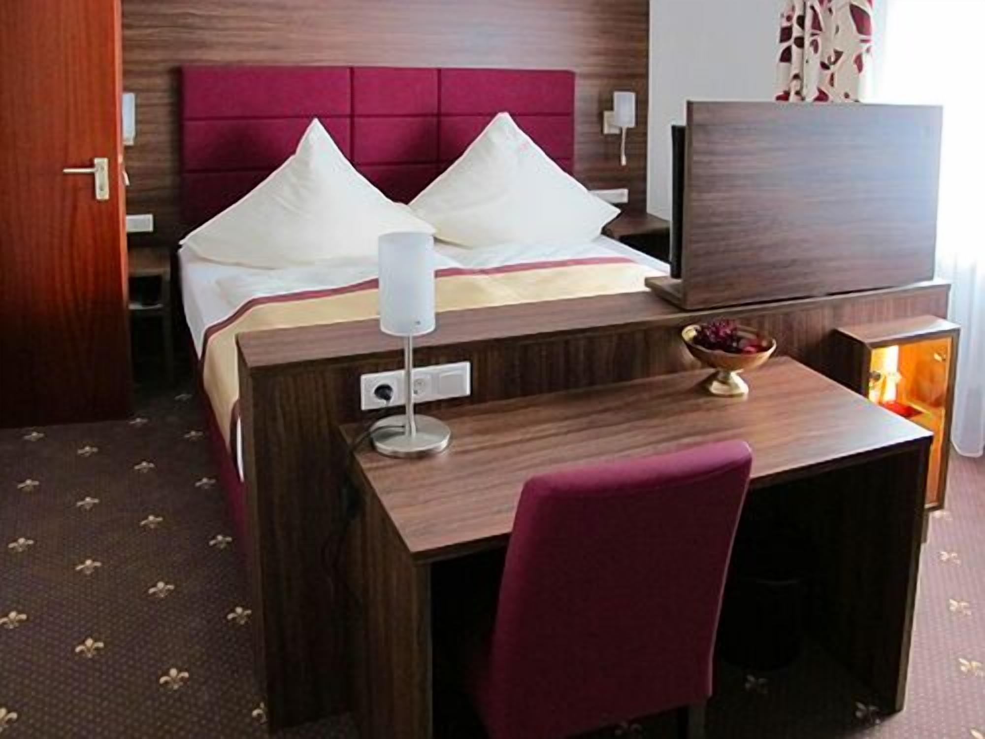 basic double room | in-room safe, desk, free wifi, bed sheets