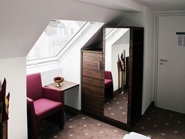 基础单人房 | 客房内保险箱、办公桌、免费 WiFi、床单