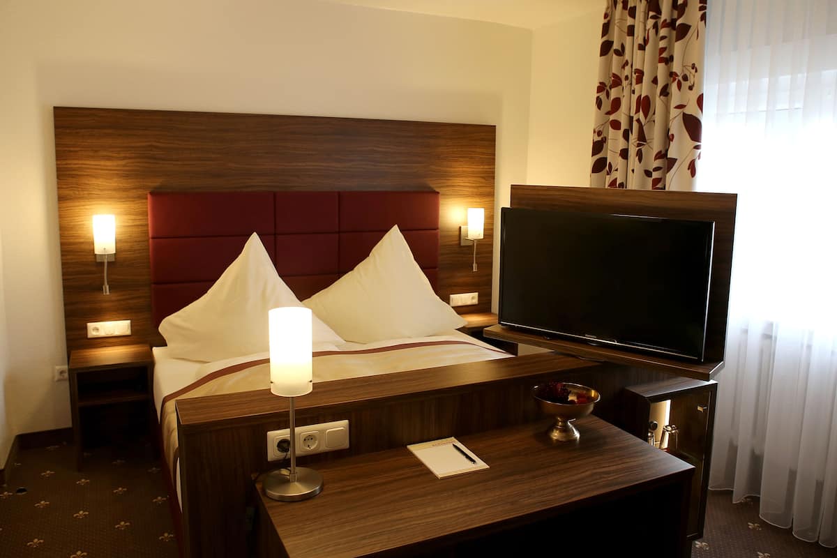 basic double room | in-room safe, desk, free wifi, bed sheets