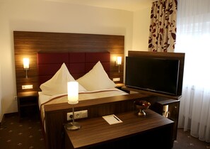 In-room safe, desk, free WiFi, bed sheets - Hotel Rothkamp (Frechen)
