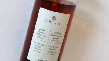 Douche, articles de toilette gratuits, sĂšche-cheveux