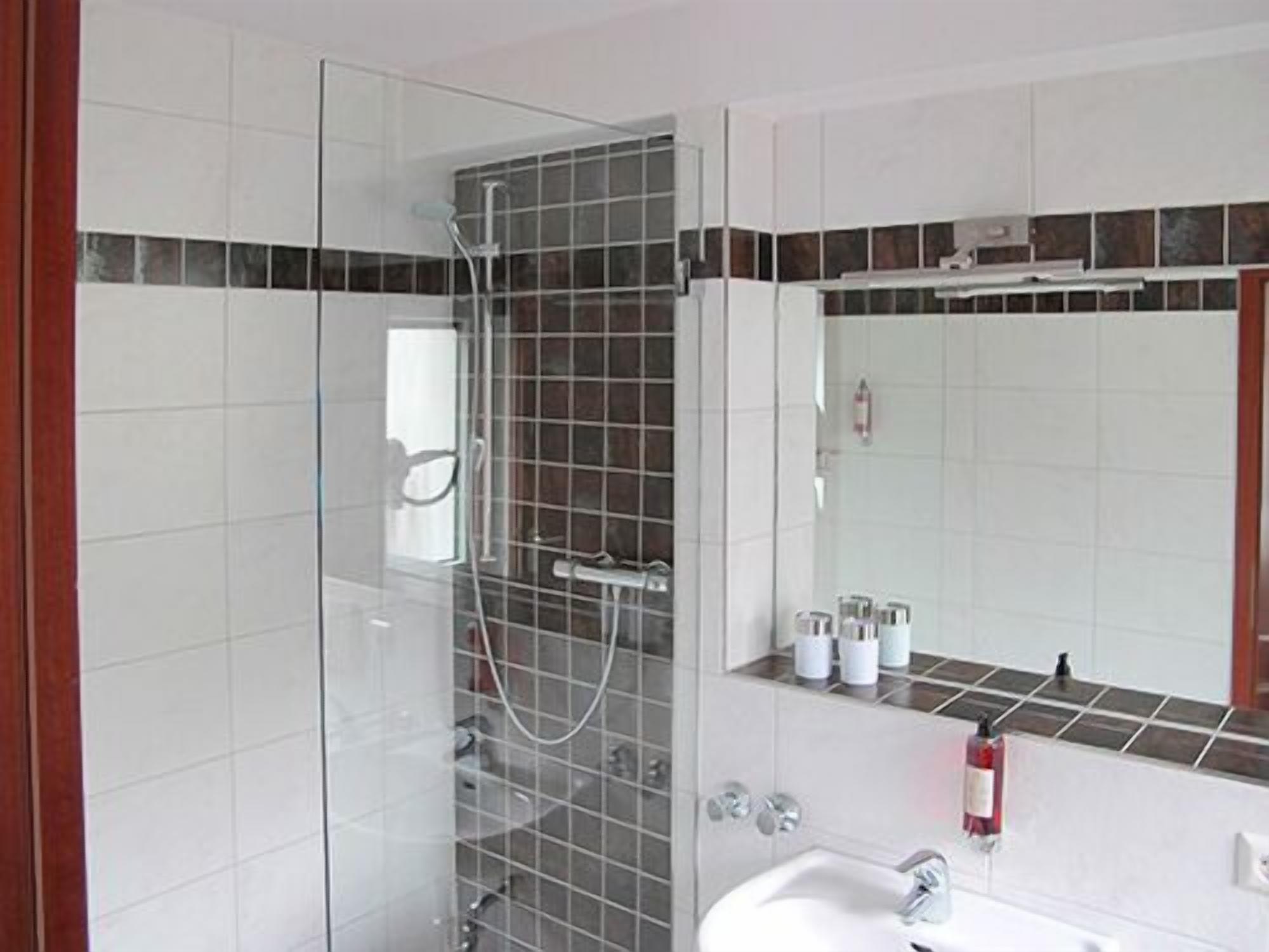 basic double room | bathroom shower