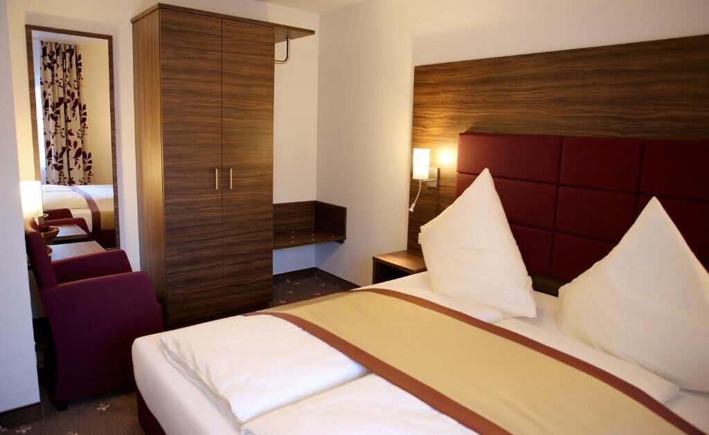 客房内保险箱、办公桌、免费 WiFi、床单