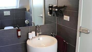 Dusche, kostenlose Toilettenartikel, Haartrockner, Handtücher