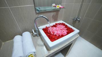 Deluxe Room | Bathroom | Shower, free toiletries, towels