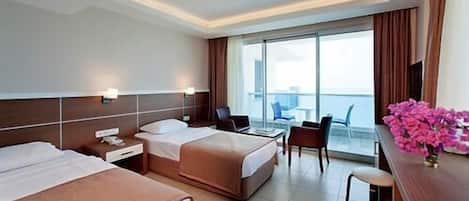 Family Suite | Minibar, desk, soundproofing, free cots/infant beds