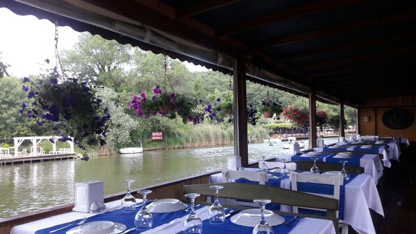 Se sirven desayunos, almuerzos y cenas; cocina turca