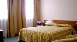 Minibar, caja de seguridad en la habitación, escritorio y cunas 