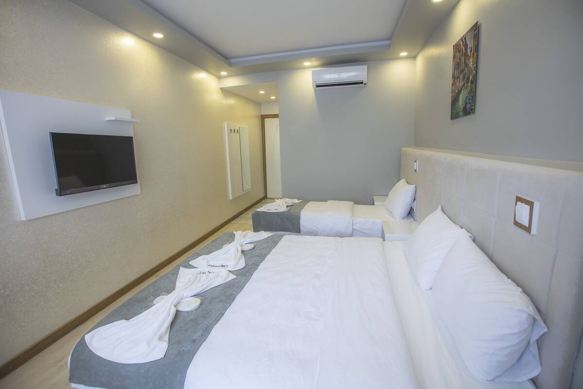 Deluxe Triple Room | Premium bedding, minibar (some free items), in-room safe, desk