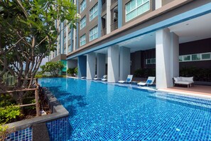 Outdoor pool, pool loungers - Baan KiangFah SeaView Condominium (Hua Hin)