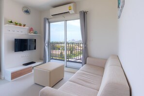 2 Bedrooms Apartment | 客廳 | LCD 電視
