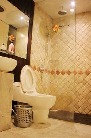 Superior-Zimmer | Badezimmer | Duschwanne, kostenlose Toilettenartikel, Handtücher