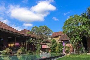 Outdoor pool - Rona Accomodation (Ubud)