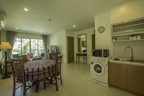 2 Bedrooms Apartment, Pool View | Opções para refeição no quarto