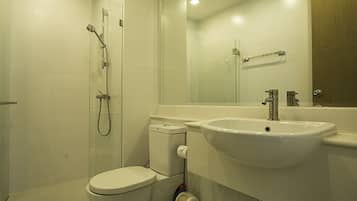 2 Bedrooms Apartment, Pool View | Bathroom | Shower, towels