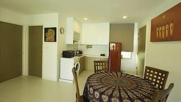 2 Bedrooms Apartment, Pool View | In-room dining