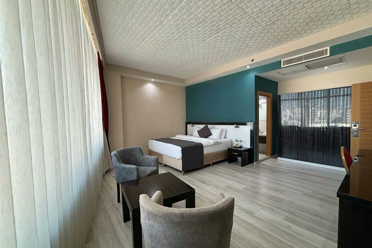 Standaard kamer, 1 twee- of 2 eenpersoonsbedden | 1 slaapkamer, een minibar, een kluis op de kamer, een bureau