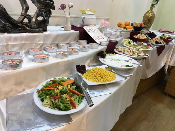 Free daily buffet breakfast  - Mira Blue Hotel (Mezitli)