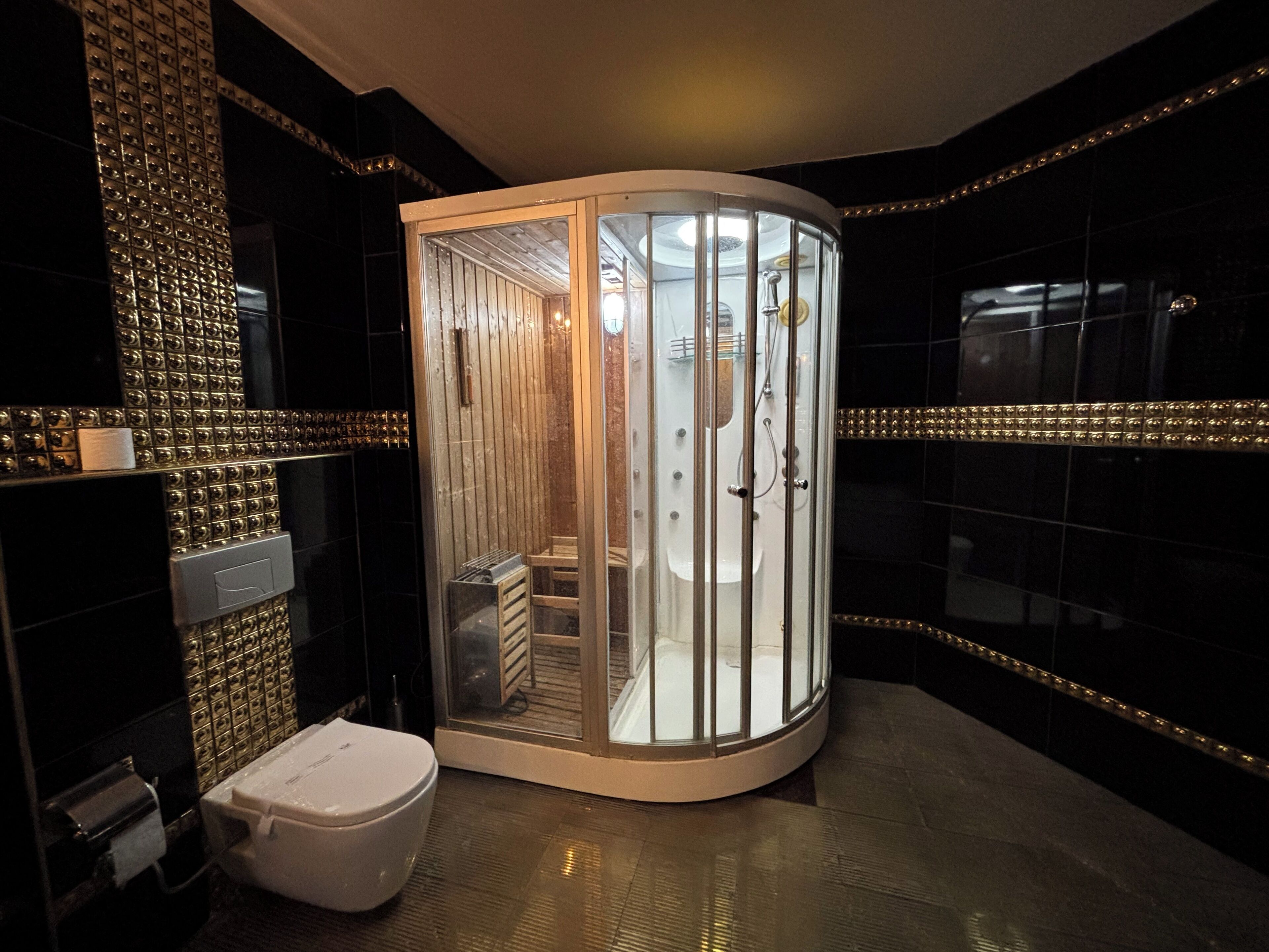 Chuveiro, produtos de toalete grátis, secador de cabelo, chinelos