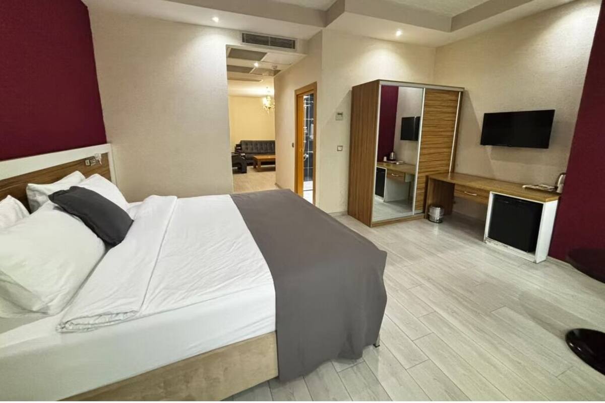 Suite | Minibar, caja de seguridad en la habitación y escritorio 