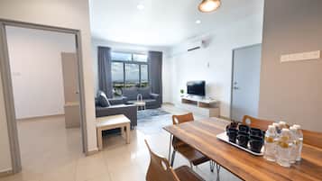 Deluxe 3 Bedroom Apartment | In-room dining