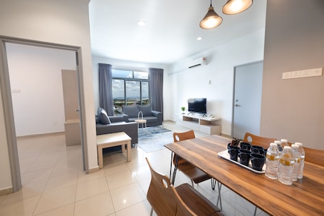Deluxe 3 Bedroom Apartment | In-room dining