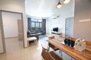 Apartamento Deluxe, 3 habitaciones | Servicio de comidas en la habitación