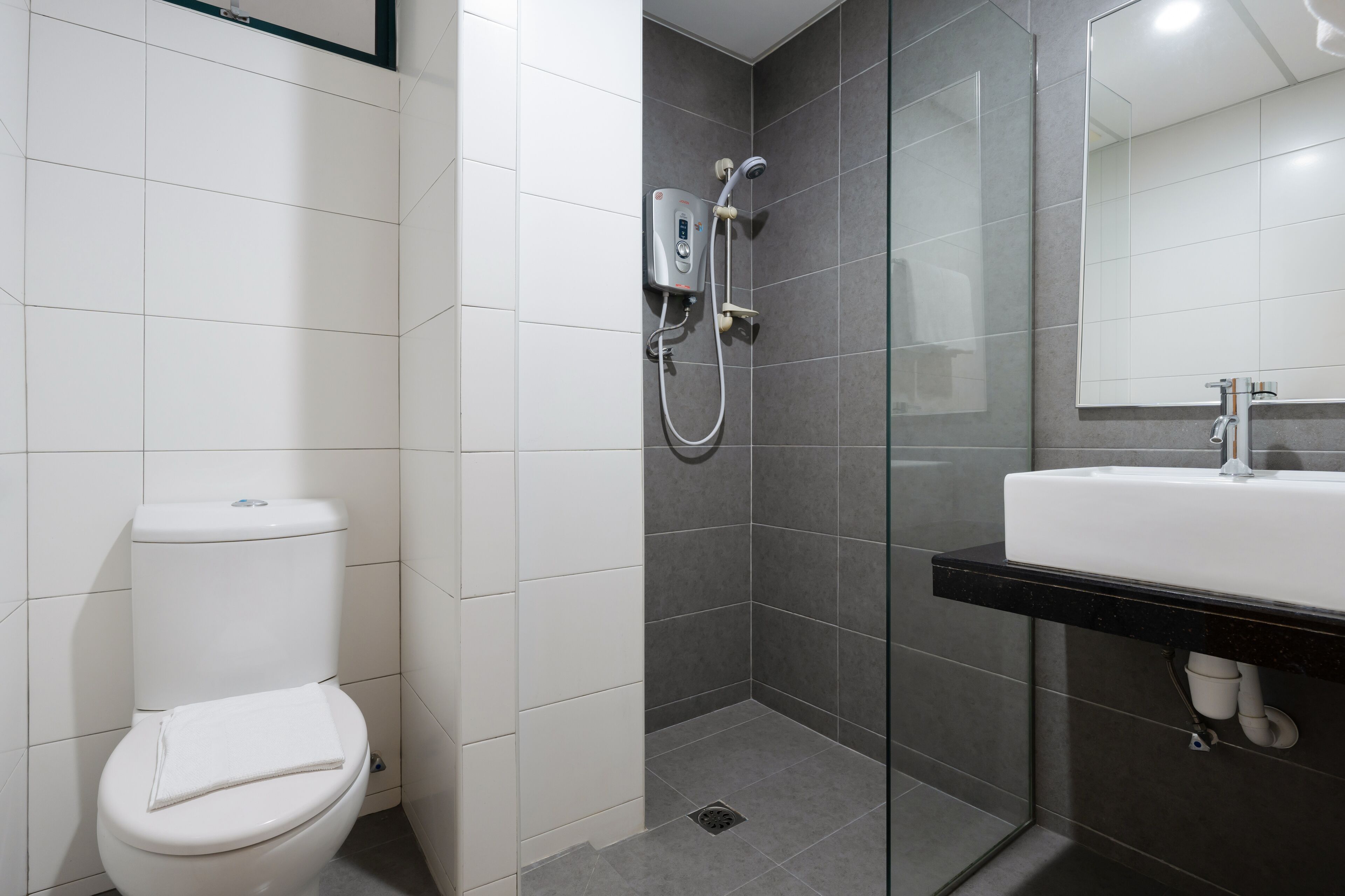 Superior Apartment, 3 Bedrooms | Bathroom | Shower, hair dryer, bidet, towels