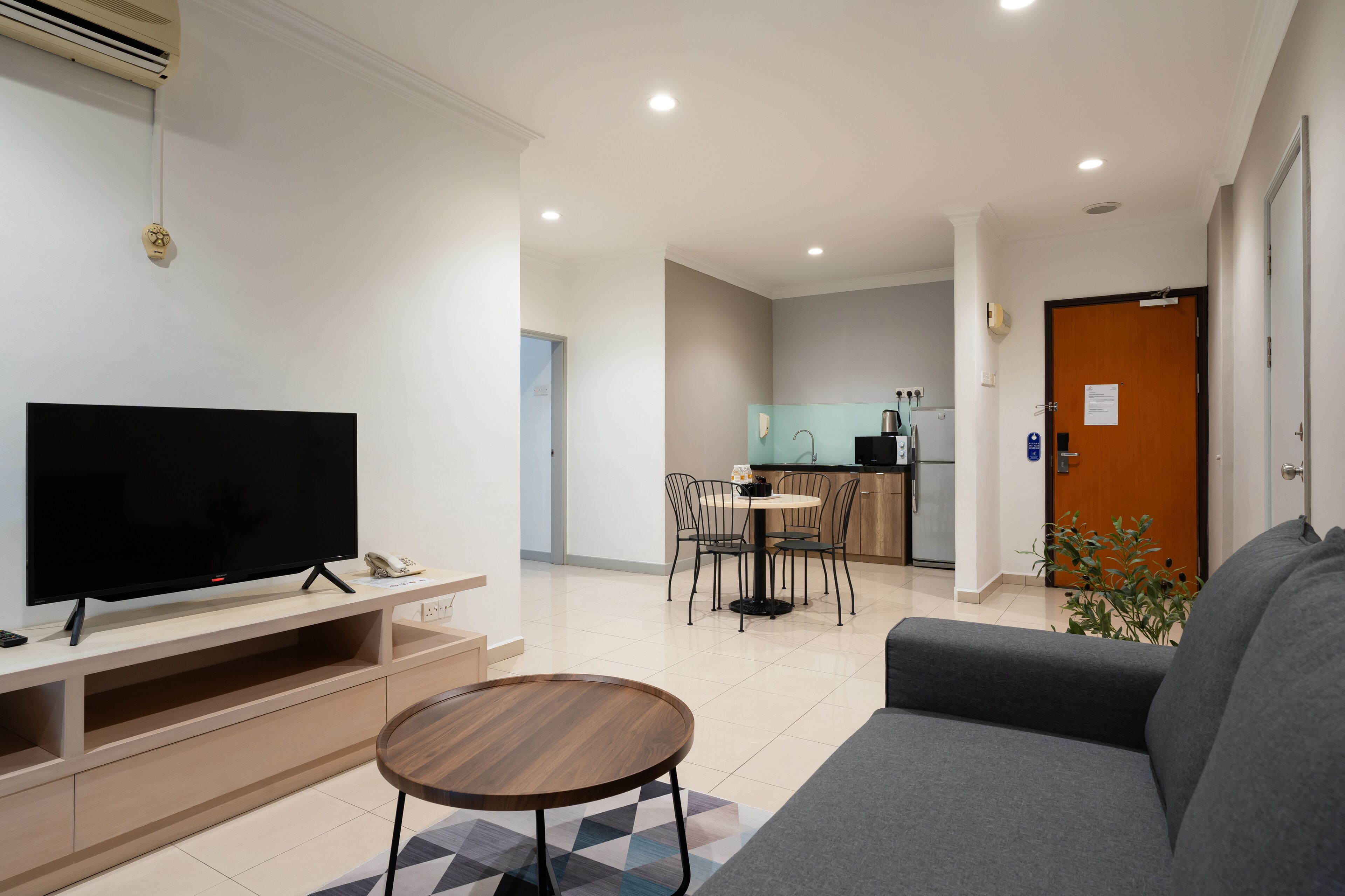 deluxe apartment, 2 bedrooms | living area | 32-inch led tv with cable channels, tv