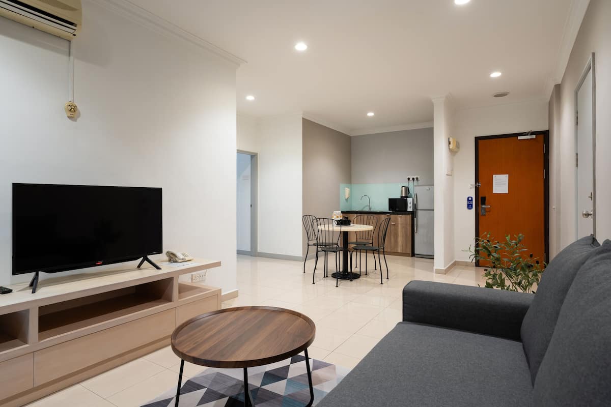 deluxe apartment, 2 bedrooms | living area | 32-inch led tv with cable channels, tv