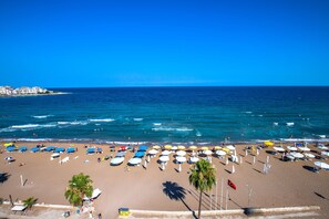 On the beach, sun-loungers, beach umbrellas - Süzer Resort Hotel (Silifke)