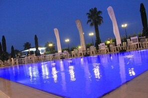 Piscine extérieure, parasols, chaises longues
