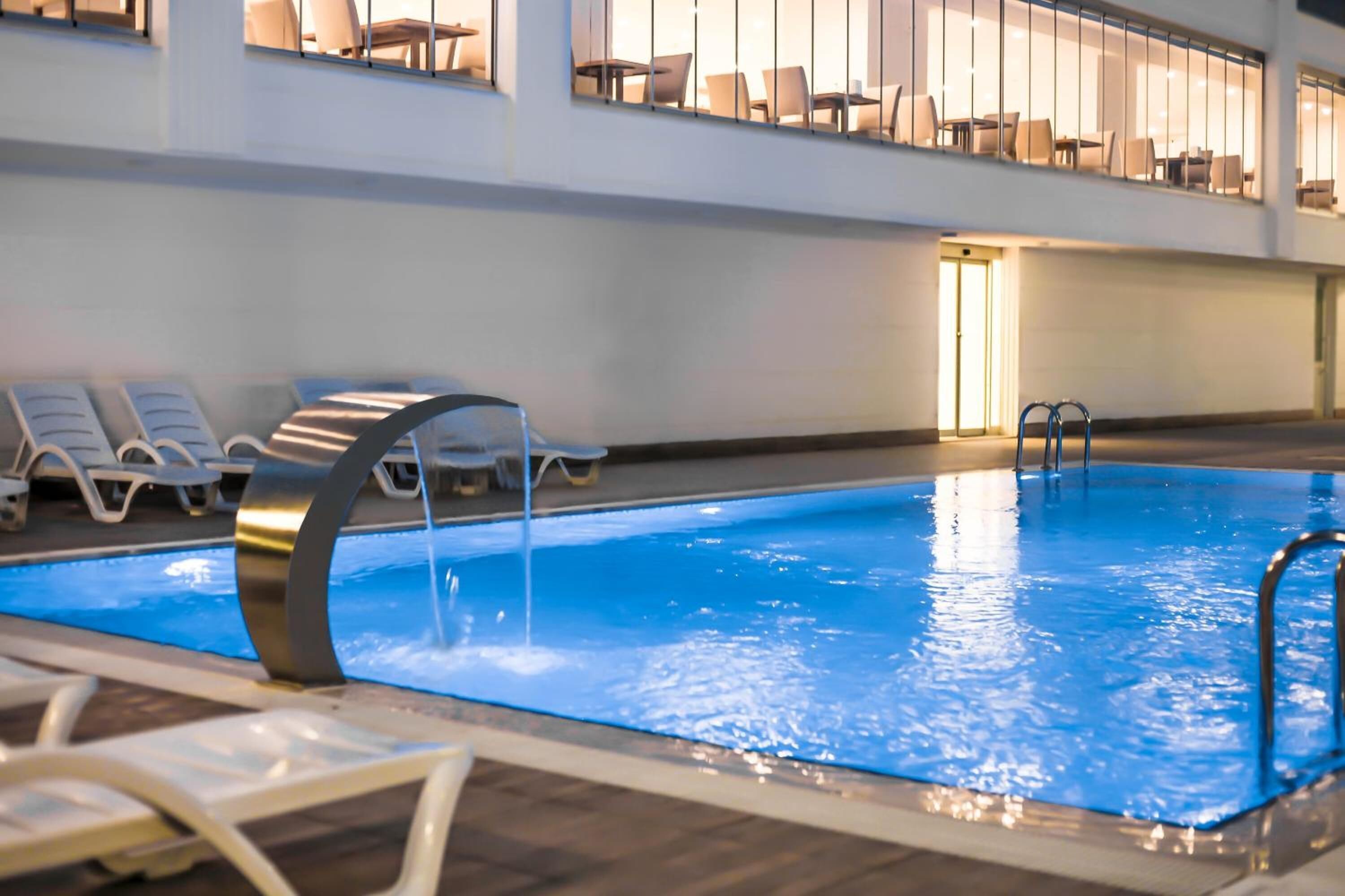 Outdoor pool, pool umbrellas, sun loungers