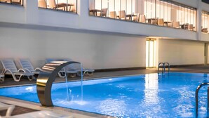 An indoor swimming pool with lounge chairs and a water feature. - Süzer Resort Hotel (Silifke)