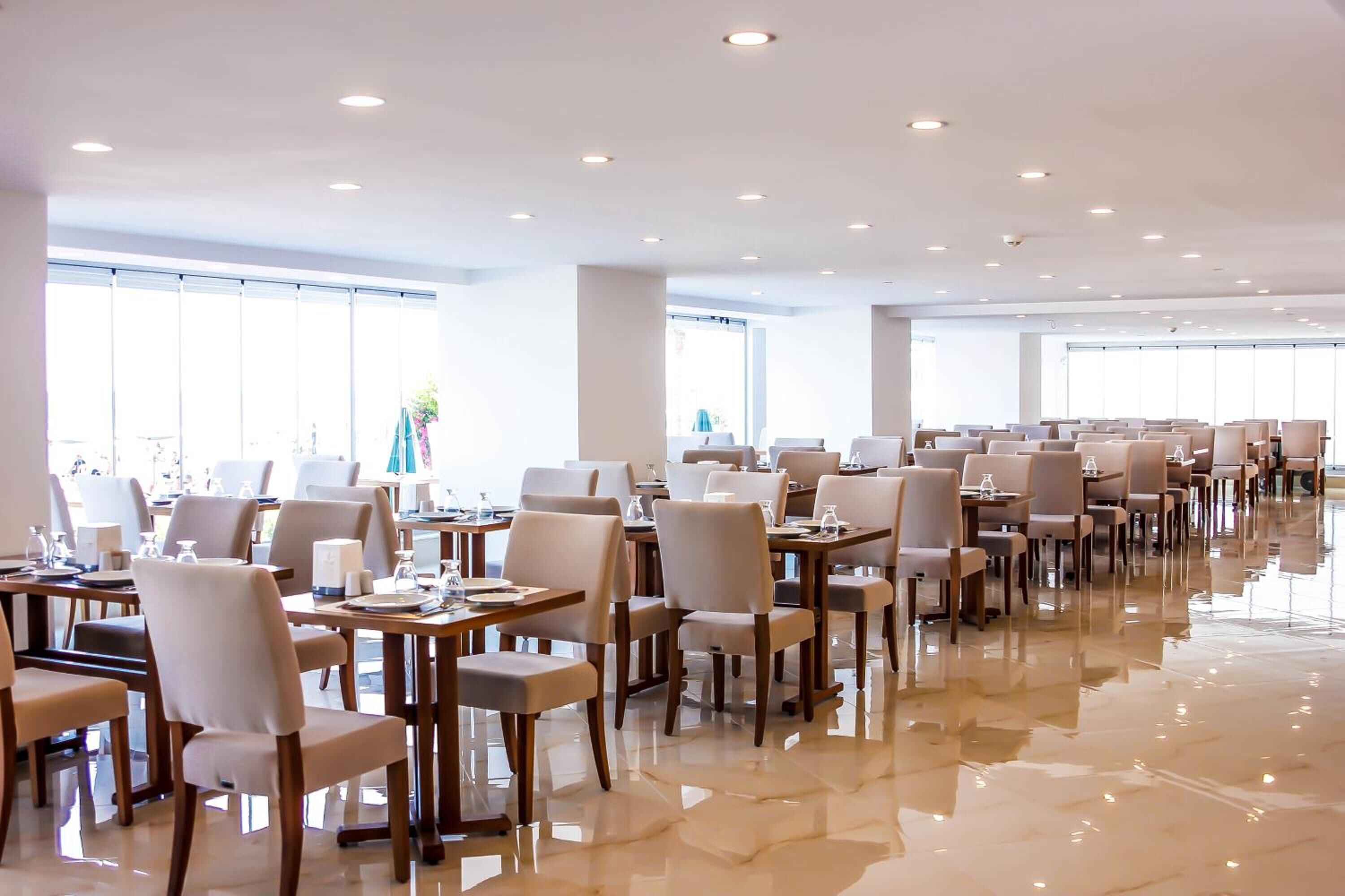 Breakfast, lunch and dinner served