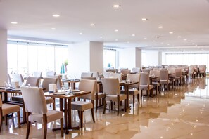 Serveert ontbijt, lunch en diner