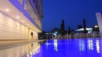 Outdoor pool, pool umbrellas, sun loungers