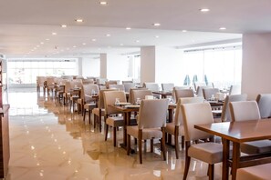 Breakfast, lunch and dinner served - Süzer Resort Hotel (Silifke)