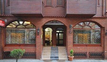 Un edificio in mattoni con ampie finestre ad arco e un piccolo ingresso.