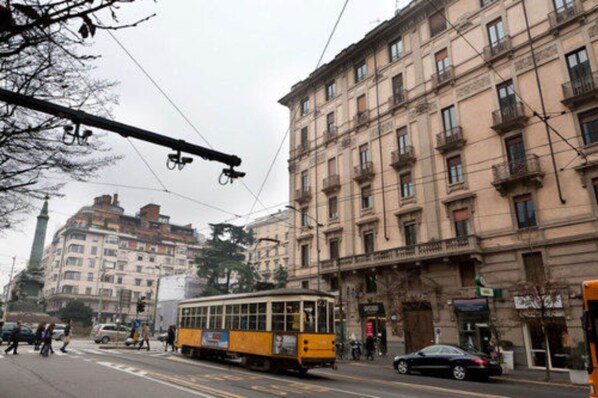 Un tranvía en una calle urbana, con edificios al fondo.