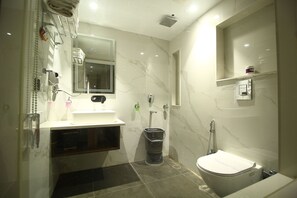 Superior tweepersoonskamer | Badkamer | Een douche, een regendouche, gratis toiletartikelen, een haardroger