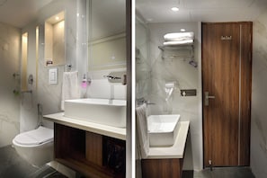Shower, rainfall showerhead, free toiletries, hair dryer